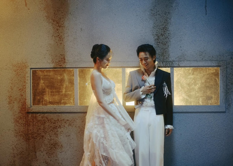 Theo Znews, Soobin và Thanh Thủy chỉ có 2 buổi tập luyện cho đoạn nhảy đôi. "Trong buổi đầu tiên tập cùng nhau, tôi rất lo lắng, không biết có nhảy được không, còn bị gượng. Tôi lo không biết Thủy có theo kịp không", nam ca sĩ chia sẻ. Ảnh: FB Soobin Hoàng Sơn.