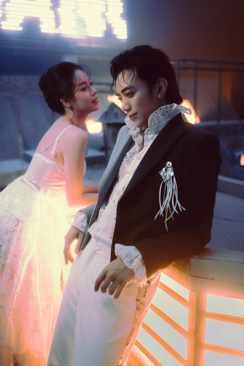 Thanh Thủy và Soobin Hoàng Sơn khiêu vũ cùng nhau trong MV. Ảnh: FB Soobin Hoàng Sơn.