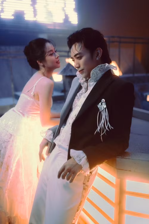 Thanh Thủy và Soobin Hoàng Sơn khiêu vũ cùng nhau trong MV. Ảnh: FB Soobin Hoàng Sơn.