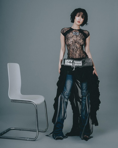 "Nữ hoàng nội y" trở lại phong cách hở bạo quen thuộc sau một thời gian ăn mặc kín đáo.