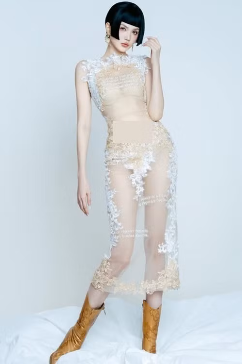 Trên trang cá nhân, người mẫu Ngọc Trinh vừa tung các bộ ảnh diện trang phục hở táo bạo.