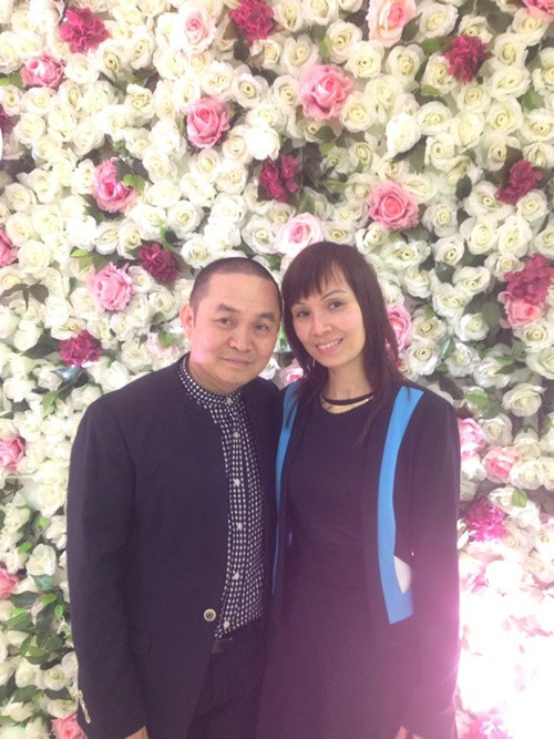 "Bà xã là người thấu hiểu và rất tốt. Bà ấy chấp nhận lấy mình lúc khó khăn, nên trừ khi bị vợ điên lên đòi bỏ thì tôi phải chịu", nam diễn viên hài chia sẻ.