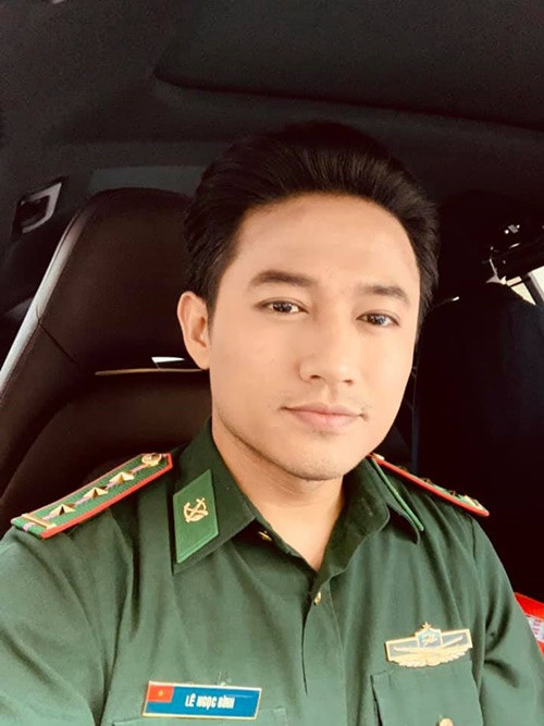 “Rồi các vai diễn cứ đến liên tiếp nên phải đi suốt mà tôi tuyệt đối không muốn mọi người nhìn Quý Bình là một người đi sớm về muộn, không tuân thủ kỷ luật của đơn vị. Sau đó, tôi quyết định xin đơn vị cho phép được ra ngoài hoạt động nghệ thuật chính thống nhưng sẽ cộng tác với đơn vị trong những chương trình của đơn vị”, Quý Bình kể. Ảnh: FB Quý Bình.