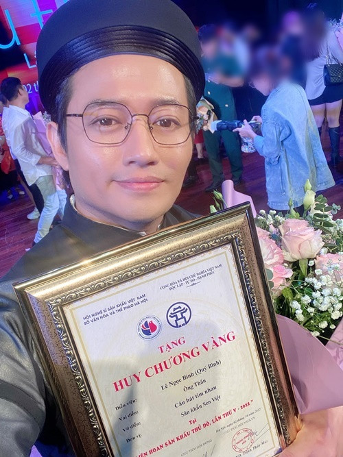 Quý Bình đoạt các giải thưởng về diễn xuất như: Nam diễn viên chính xuất sắc của Liên hoan phim Việt Nam 2017 với vai diễn trong Bao giờ có yêu nhau, Huy chương vàng ở Liên hoan sân khấu thủ đô lần thứ V-2022 với vai diễn trong Câu hát tìm nhau. Ảnh: FB Quý Bình.