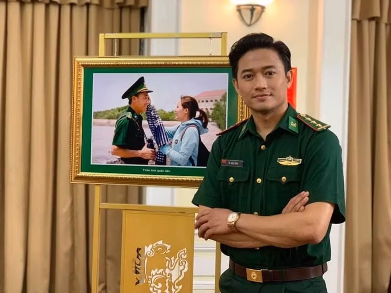 Quý Bình giấu gia đình và đơn vị đi thi và đậu Á khoa Trường Đại học Sân khấu - Điện ảnh TP HCM. Nam diễn viên thuyết phục được gia đình đồng ý và đơn vị cho phép đi học. Ảnh: VOV.