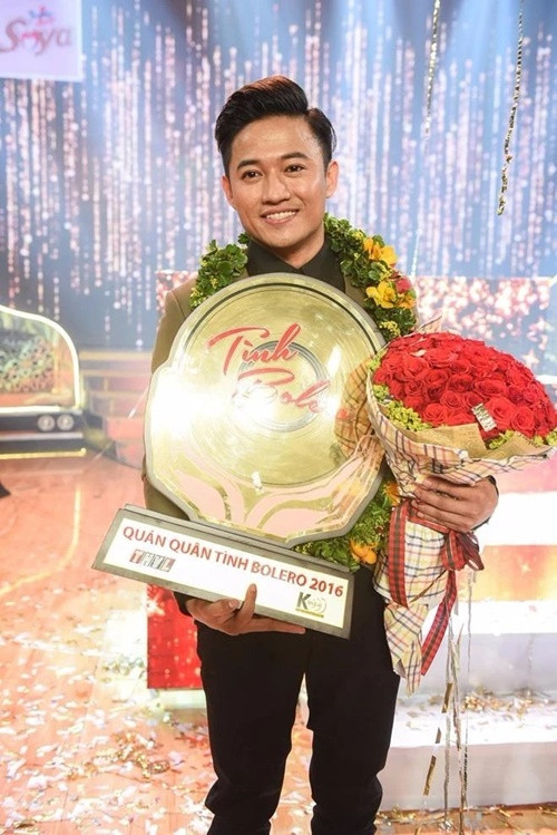 Nghệ sĩ Quý Bình còn ca hát. Anh là quán quân Tình Bolero 2016. Ảnh: Znews.