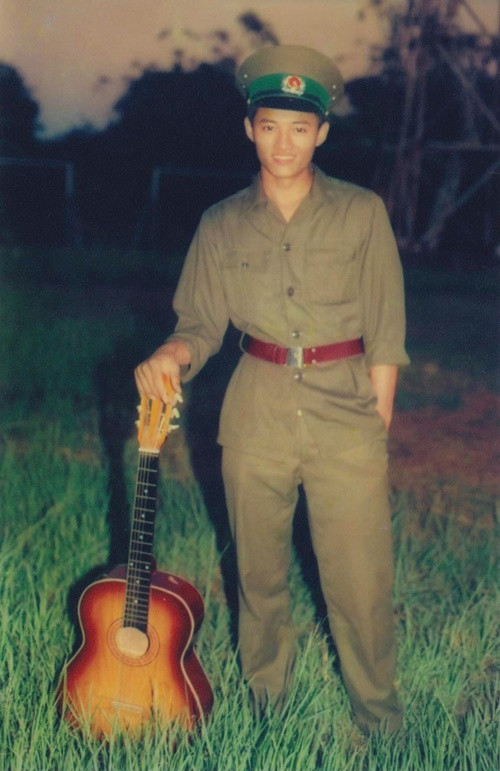 Trong cuộc phỏng vấn với trang tin Điện tử Đảng Bộ TP HCM, Quý Bình cho biết, anh nhập ngũ vào ngày 3/3/2002. Sau đó, Quý Bình được cử về công tác ở Bộ Chỉ huy Bộ đội Biên phòng TP HCM đóng trên đường Cống Quỳnh, sát bên Trường Đại học Sân khấu - Điện ảnh TP HCM. Ảnh: FB Quý Bình.