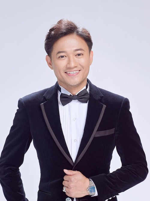 Trước thông tin diễn viên Quý Bình qua đời, Trấn Thành bày tỏ thương tiếc và hết lời khen ngợi đàn anh. “Anh là một diễn viên vừa có ngoại hình, vừa có thực lực. Anh sở hữu một giọng nói tuyệt đẹp với âm sắc vô cùng ấm áp. Anh từng là 1 khép chính tôi vô cùng ngưỡng mộ và là hình mẫu tôi muốn phấn đấu để trở thành khi còn là sinh viên chung trường sân khấu”, Trấn Thành viết. Ảnh: FB Quý Bình.