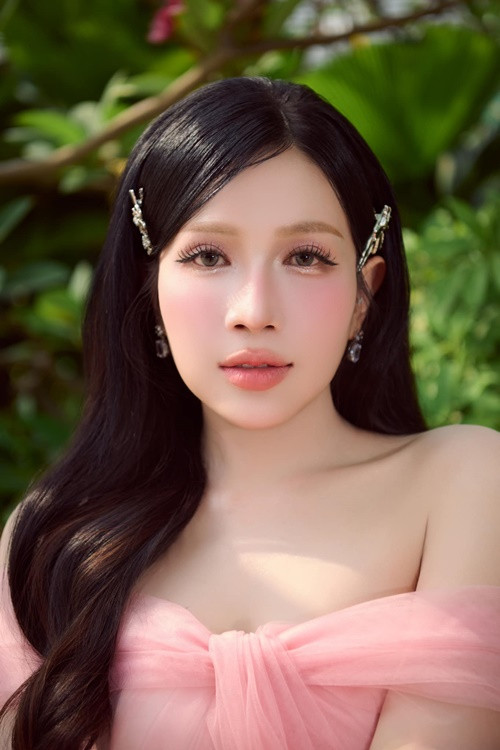 Khả Như khoe ảnh gợi cảm đón ngày 8/3. "Vì trái tim em ngập tràn yêu thương nên mọi thứ qua mắt em đều dịu dàng êm ái. 8/3 của tụi mình", nữ diễn viên chia sẻ. Ảnh: FB Khả Như.