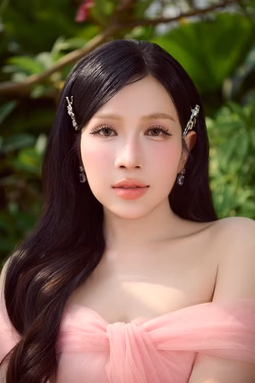 Khả Như khoe ảnh gợi cảm đón ngày 8/3. "Vì trái tim em ngập tràn yêu thương nên mọi thứ qua mắt em đều dịu dàng êm ái. 8/3 của tụi mình", nữ diễn viên chia sẻ. Ảnh: FB Khả Như.