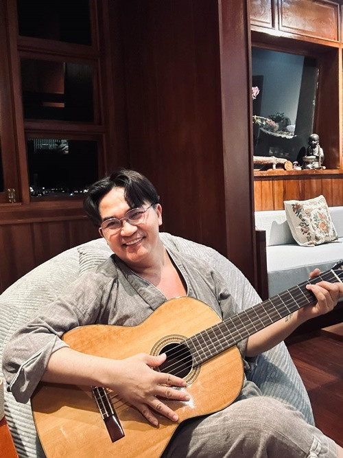 Nam MC khoe hình ảnh đàn hát trước khi đi ngủ. "Thích cảm giác ai đó nhắc mình tối phải đi ngủ sớm, mặc dù ngủ sớm hay không là tùy mình", anh tâm sự.