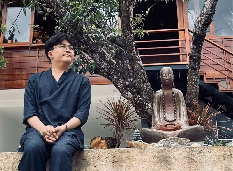 Đại Nghĩa đặt tên cho tổ ấm là Mộc viên hương. "Một viên hương là một khu vườn tĩnh lặng, yên bình, sự mộc mạc cùng với hương thơm của cỏ cây hoa lá hòa quyện. Đó là những điều mà mình muốn tạo nên. Đây sẽ là nơi dành cho mình, gia đình và những người bạn", anh nói.