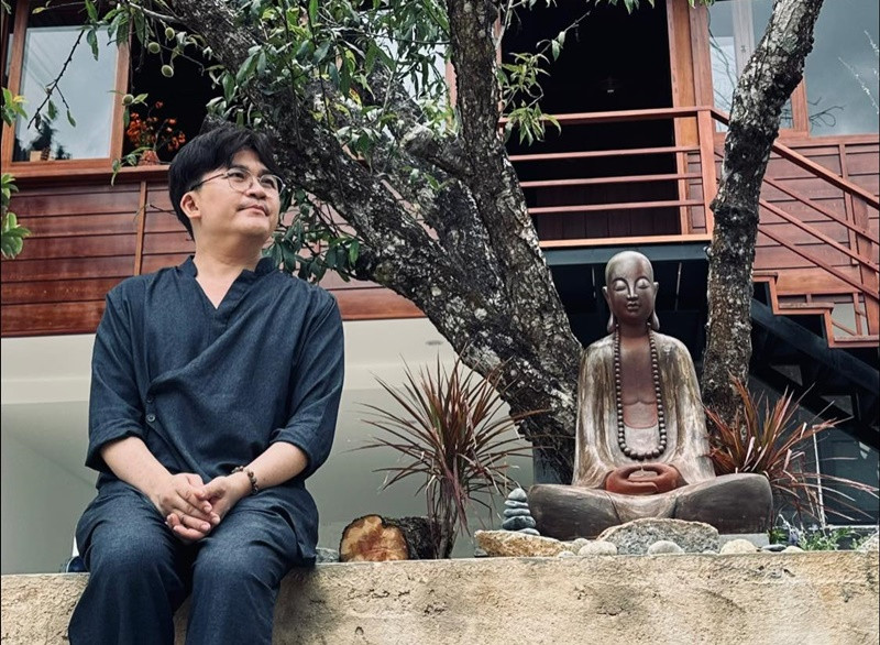 Đại Nghĩa đặt tên cho tổ ấm là Mộc viên hương. "Một viên hương là một khu vườn tĩnh lặng, yên bình, sự mộc mạc cùng với hương thơm của cỏ cây hoa lá hòa quyện. Đó là những điều mà mình muốn tạo nên. Đây sẽ là nơi dành cho mình, gia đình và những người bạn", anh nói.