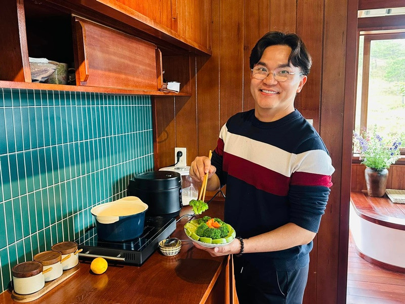 Đại Nghĩa thường tự nấu các món chay khi về nhà vườn ở Đà Lạt.