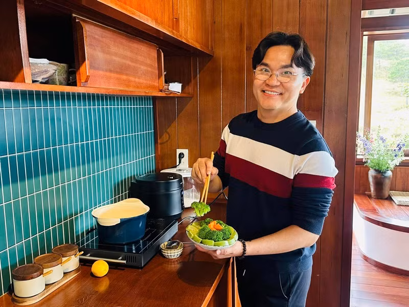 Đại Nghĩa thường tự nấu các món chay khi về nhà vườn ở Đà Lạt.