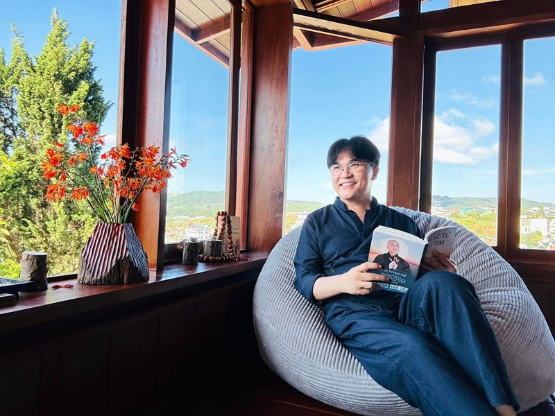 Đại Nghĩa đọc sách, đánh đàn guitar khi rảnh rỗi.