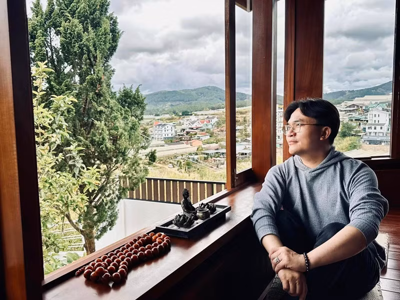 Đại Nghĩa ngắm cảnh sắc Đà Lạt từ căn nhà vườn.