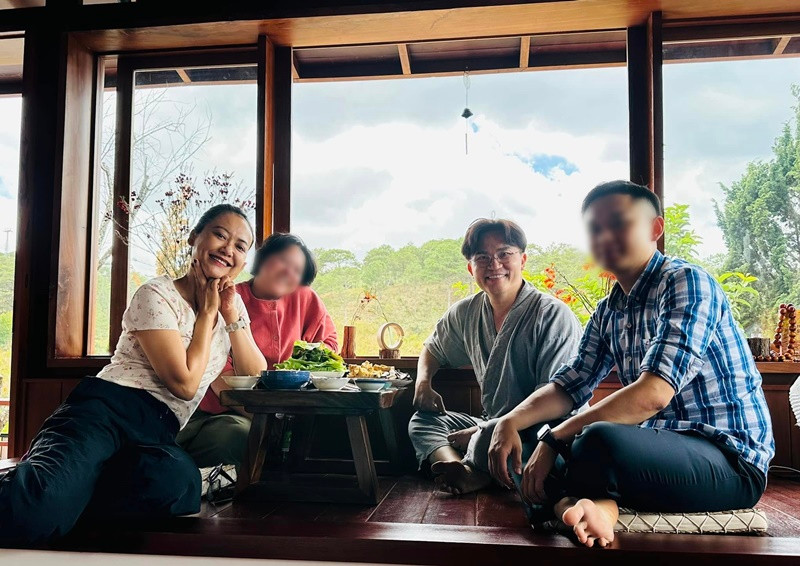 Nam MC khoe Hồng Ánh đến chơi nhà.