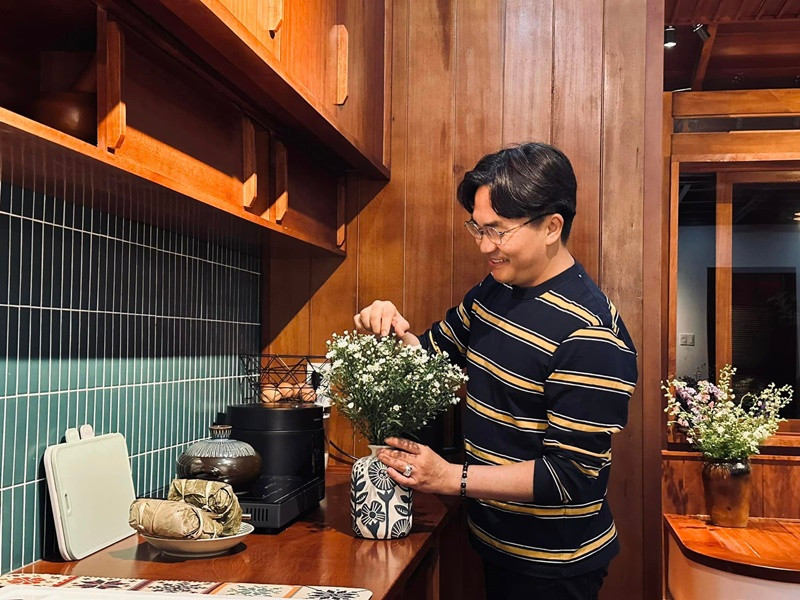 Nam MC cắm hoa tươi làm đẹp thêm không gian sống.