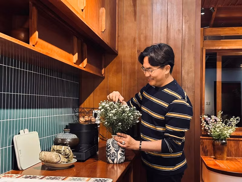 Nam MC cắm hoa tươi làm đẹp thêm không gian sống.