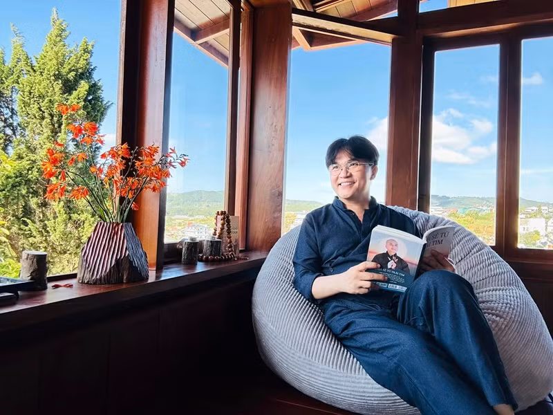 Đại Nghĩa đọc sách, đánh đàn guitar khi rảnh rỗi.