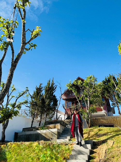 Từ cuối tháng 1/2025 đến nay, trên trang cá nhân, MC Đại Nghĩa thi thoảng lại đăng tải hình ảnh về cuộc sống của anh ở căn nhà vườn ở Đà Lạt.