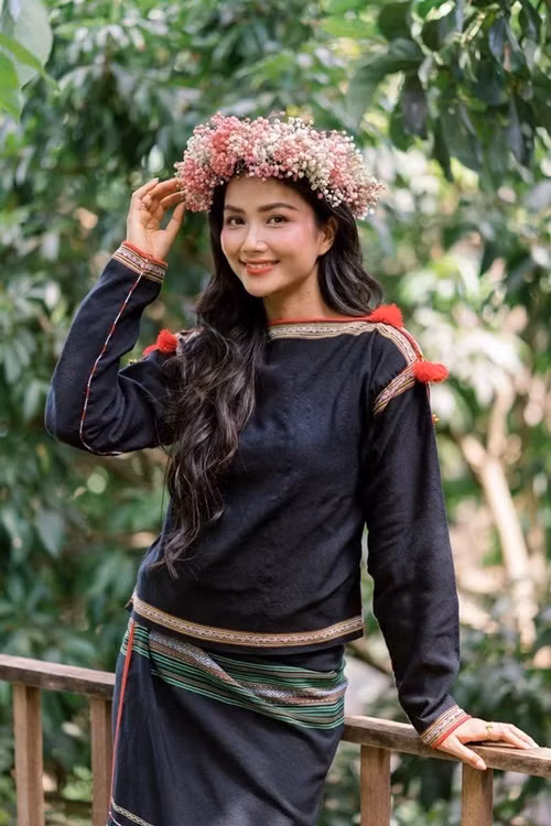 Nhiều đồng nghiệp chúc mừng lễ ăn hỏi của H'hen Niê và Tuấn Khôi. Ảnh: FB H'hen Niê.