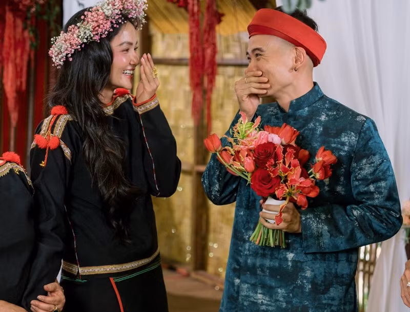 "Một gia đình nhỏ, một hạnh phúc to. Cảm ơn ba, mẹ, bà, cô, dì, chú, bác các em đã không ngại vất vả đường xa đến chúc mừng 2 con. Cảm ơn những lời chúc phúc đầy sự quý mến của bạn bè, anh chị em đồng nghiệp cùng quý khán giả đã dành cho Hen và anh Khôi", H'hen Niê chia sẻ. Ảnh: FB Tuấn Khôi.