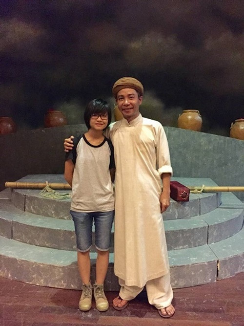 Trong cuộc phỏng vấn với Dân Việt, Thục Anh cho biết, bố không dạy cô trực tiếp mà gửi nhờ bạn là một đạo diễn chỉ dạy cho cô. Mỗi khi có thắc mắc hoặc cần hỗ trợ gì, Thục Anh thường nhờ cậy bạn bè và đồng nghiệp của bố mẹ. Ảnh: FB Thục Anh.