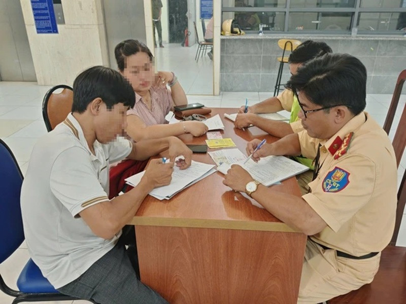 Theo Znews, tài xế trong vụ chở đoàn phim Âm dương lộ bị phạt 2,5 triệu đồng về hành vi "Điều khiển xe ôtô cứu thương sử dụng thiết bị phát tín hiệu ưu tiên không đúng quy định", đồng thời thu hồi giấy phép sử dụng thiết bị phát tín hiệu ưu tiên của phương tiện. Phía nhà sản xuất Âm dương lộ bị phạt 2,5 triệu đồng. Ảnh: Người Lao Động.