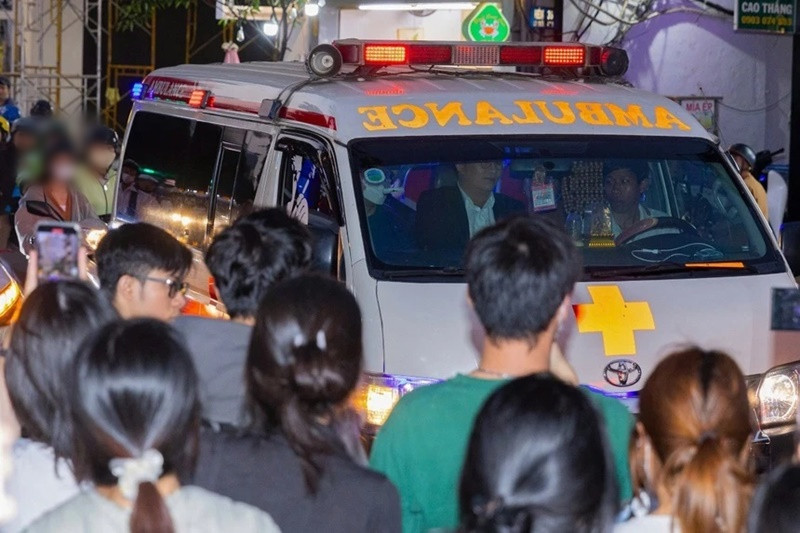 Chiều tối ngày 26/3, ê-kíp phim Âm dương lộ sử dụng một chiếc xe cứu thương để chở đạo diễn, diễn viên, nhà sản xuất đến sự kiện ra mắt phim. Ảnh: Znews.