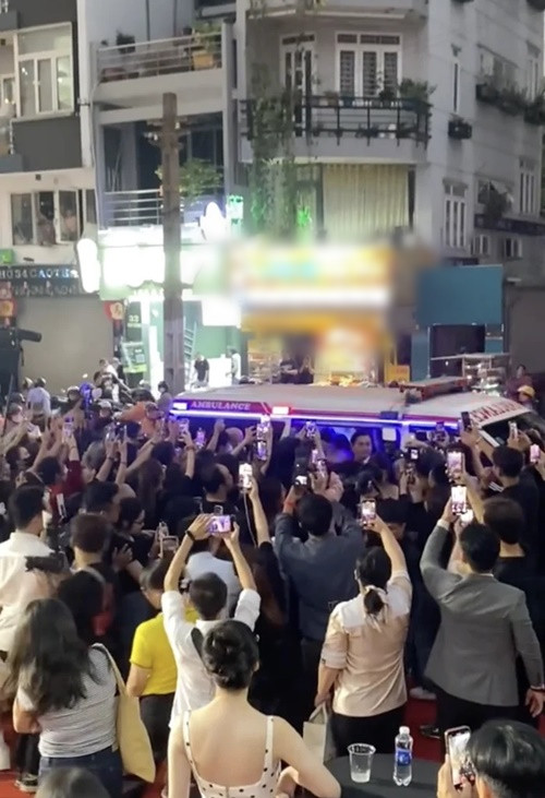 Dư luận có ý kiến trái chiều về vụ ê-kíp phim Âm dương lộ dùng xe cứu thương. Nhiều cư dân mạng cho rằng đoàn làm phim sử dụng xe cứu thương sai mục đích. Ảnh: Saostar.