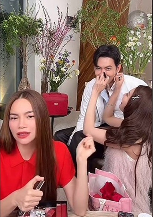 Không chỉ khán giả, nhiều đồng nghiệp như Khả Ngân, Hồ Ngọc Hà cũng "đẩy thuyền" cho Thúy Ngân - Võ Cảnh. Ảnh: Hoa Học Trò.