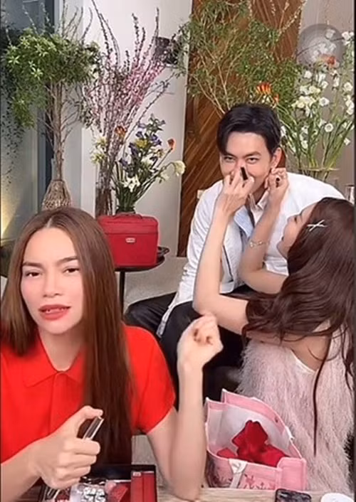 Không chỉ khán giả, nhiều đồng nghiệp như Khả Ngân, Hồ Ngọc Hà cũng "đẩy thuyền" cho Thúy Ngân - Võ Cảnh. Ảnh: Hoa Học Trò.