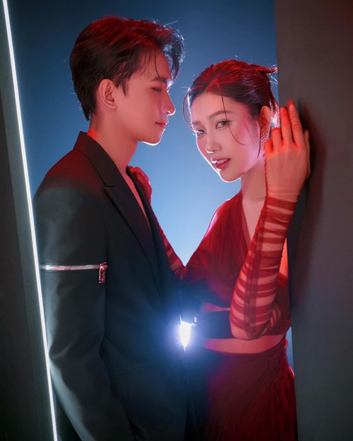 Tại các sự kiện, cặp đôi tin đồn dành cho nhau nhiều cử chỉ tình cảm. Ảnh: FB Thúy Ngân.