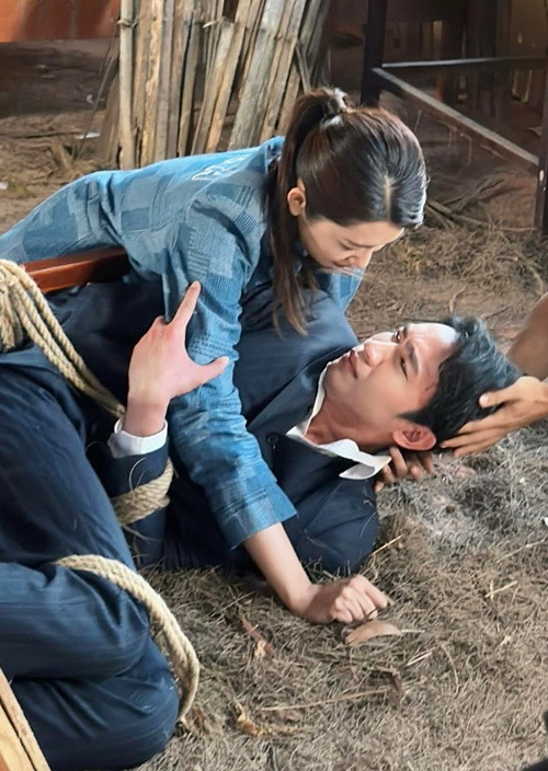 Thúy Ngân chia sẻ nhiều hình ảnh hậu trường phim bên Võ Cảnh. Ảnh: FB Thúy Ngân.