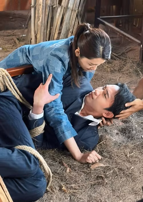 Thúy Ngân chia sẻ nhiều hình ảnh hậu trường phim bên Võ Cảnh. Ảnh: FB Thúy Ngân.