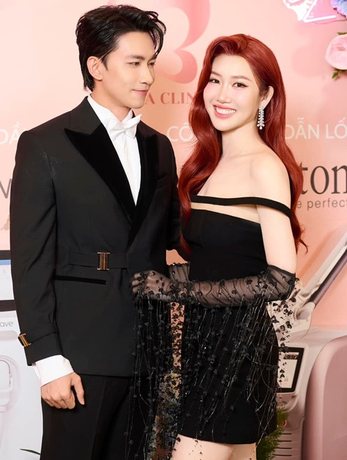 Võ Cảnh nhìn đắm đuối Thúy Ngân tại một sự kiện gần đây. Ảnh: FB Võ Cảnh.