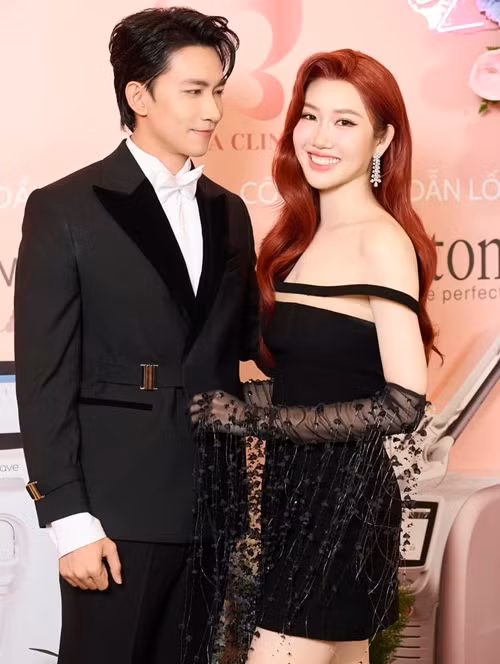 Võ Cảnh nhìn đắm đuối Thúy Ngân tại một sự kiện gần đây. Ảnh: FB Võ Cảnh.