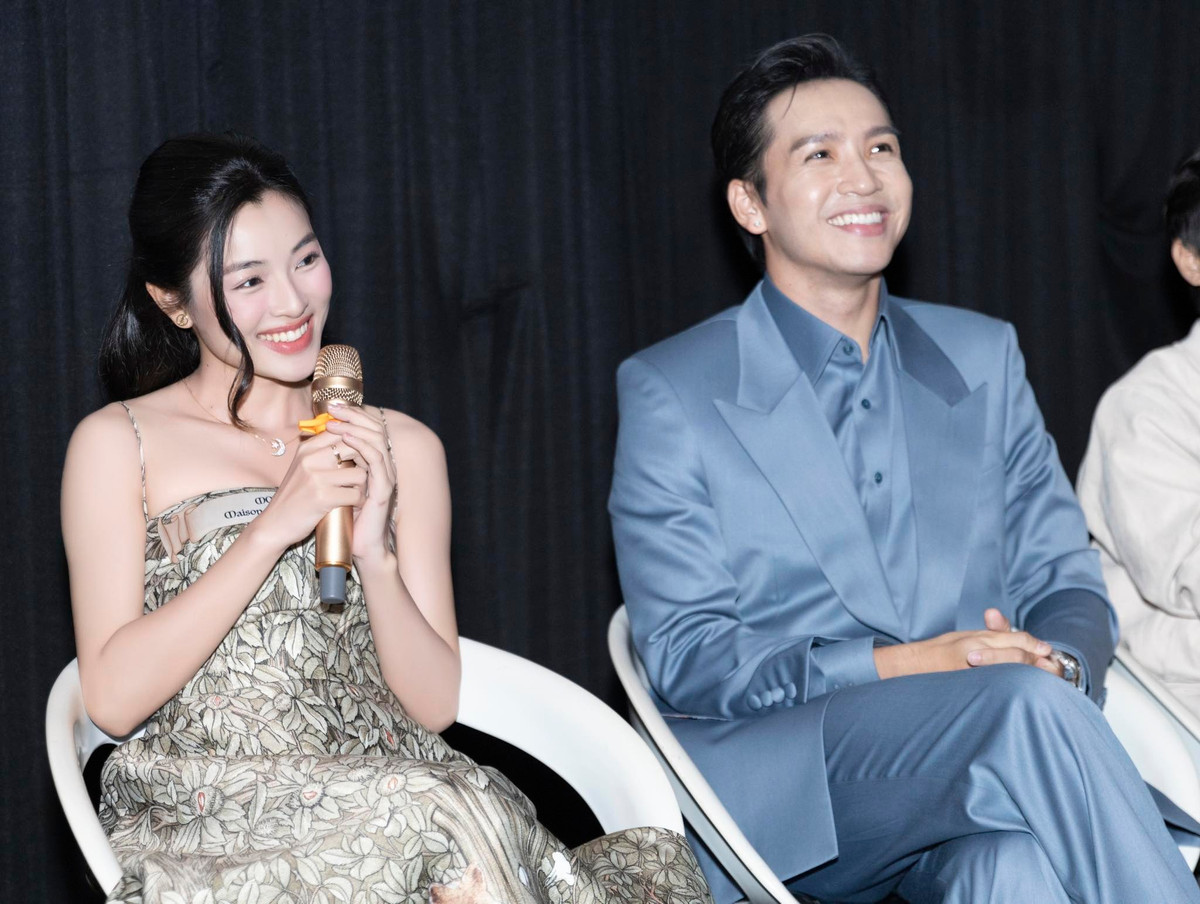  Ca sĩ Bạch Công Khanh và diễn viên Lan Thy vướng nghi vấn phim giả tình thật sau khi đóng Âm dương lộ. Phía người trong cuộc vừa phủ nhận tin đồn tình cảm. Ảnh: FB Lan Thy.