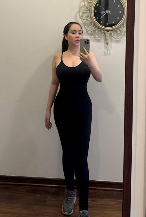Nữ diễn viên tự tin diện trang phục bó sát khoe hình thể thon gọn.
