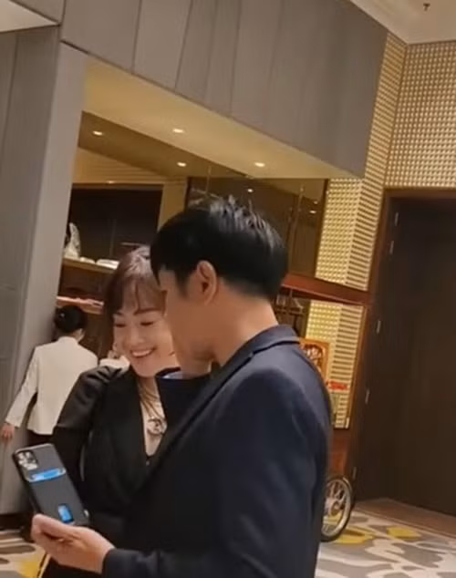 Trên truyền thông, nam diễn viên phim Địa đạo: Mặt trời trong bóng tối thường dành những lời "có cánh" cho người bạn đời. Thái Hòa khen Hồng Thu nấu ăn ngon, giỏi quán xuyến gia đình. Ảnh: Arttimes.