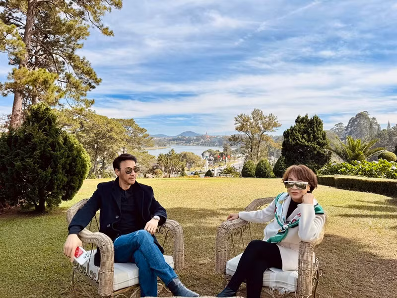 Khánh Hà nhiều lần cho biết, cô là người chiều chuộng chồng. “Anh ấy thích ăn gì tôi đều tự tay làm”, nữ ca sĩ chia sẻ trên Phụ nữ TP HCM. Khi ở Mỹ, cô không ngại tìm nguyên liệu nấu các món ăn Việt cho Tô Chấn Phong. Ảnh: FB Khánh Hà.