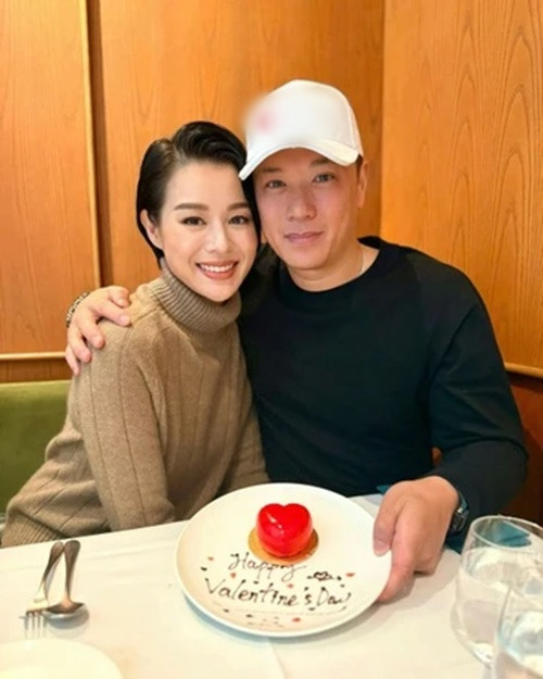 Sau loạt ảnh hôn nhiều cô gái, doanh nhân Philip Lee - chồng Hồ Hạnh Nhi cho biết, trong ngày sinh nhật của mình tại quán bar, anh dành cho bạn bè những cái ôm chặt, chân thành. “Người quen đều biết rằng tôi là người thích ôm", Philip Lee chia sẻ. Ảnh: Znews.