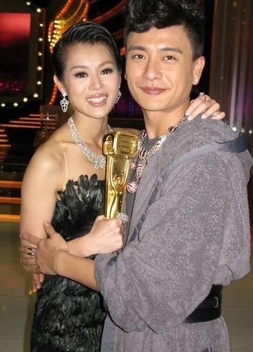 Năm 2012, Hồ Hạnh Nhi tuyên bố chia tay Huỳnh Tông Trạch. Có tin đồn nữ diễn viên không thể chấp nhận tính lăng nhăng của bạn trai. Theo Vietnamnet, năm 2019, Huỳnh Tông Trạch bất ngờ khi được hỏi về Hồ Hạnh Nhi trong một chương trình. “Tôi hoàn toàn chúc phúc cho cô ấy, cuộc sống của Hạnh Nhi rất hạnh phúc mà”, nam diễn viên trả lời câu hỏi về tình cũ. Ảnh: Znews.