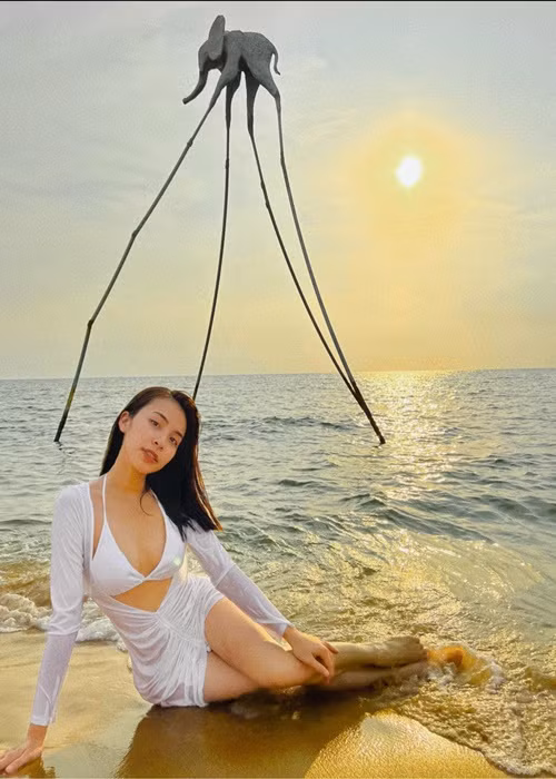 Trần Vân sành điệu, gợi cảm khác hẳn với vẻ chân chất, kín đáo trên phim.