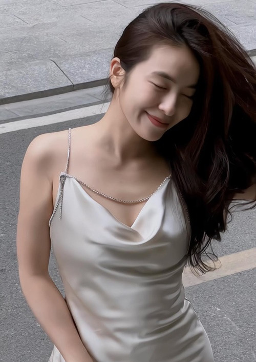 Năm 2019, Trần Vân đoạt danh hiệu Á khôi cuộc thi Hoa khôi Thời trang Việt Nam.