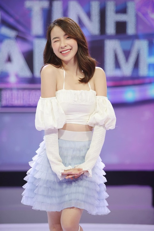 Trần Vân gợi cảm hút mắt với váy áo trễ nải.