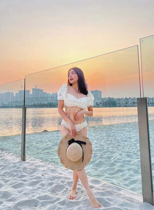 Nữ diễn viên sinh năm 1997 khoe dáng quyến rũ với bikini.