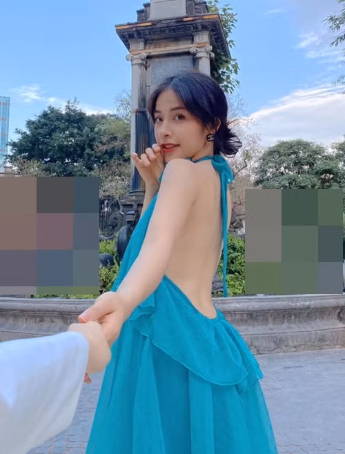 Ở đời thường, Trần Vân chuộng trang phục khoe lưng trần.